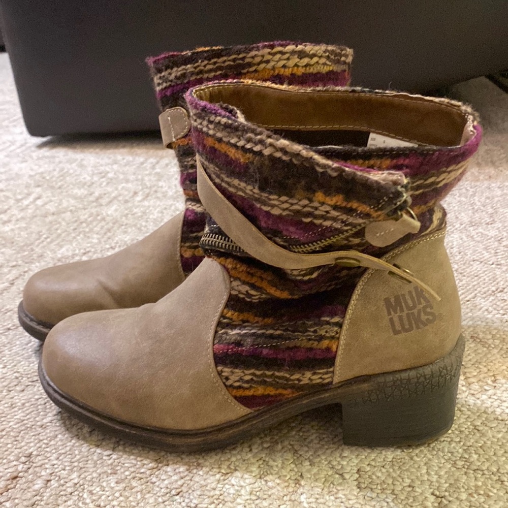 MUKLUKS Marni booties 9 brown striped knit